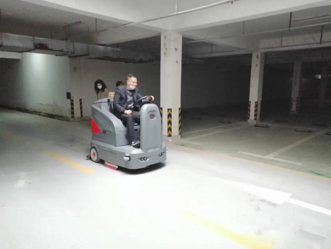 新竹小区物业保洁不用人力改用驾驶式洗地机了